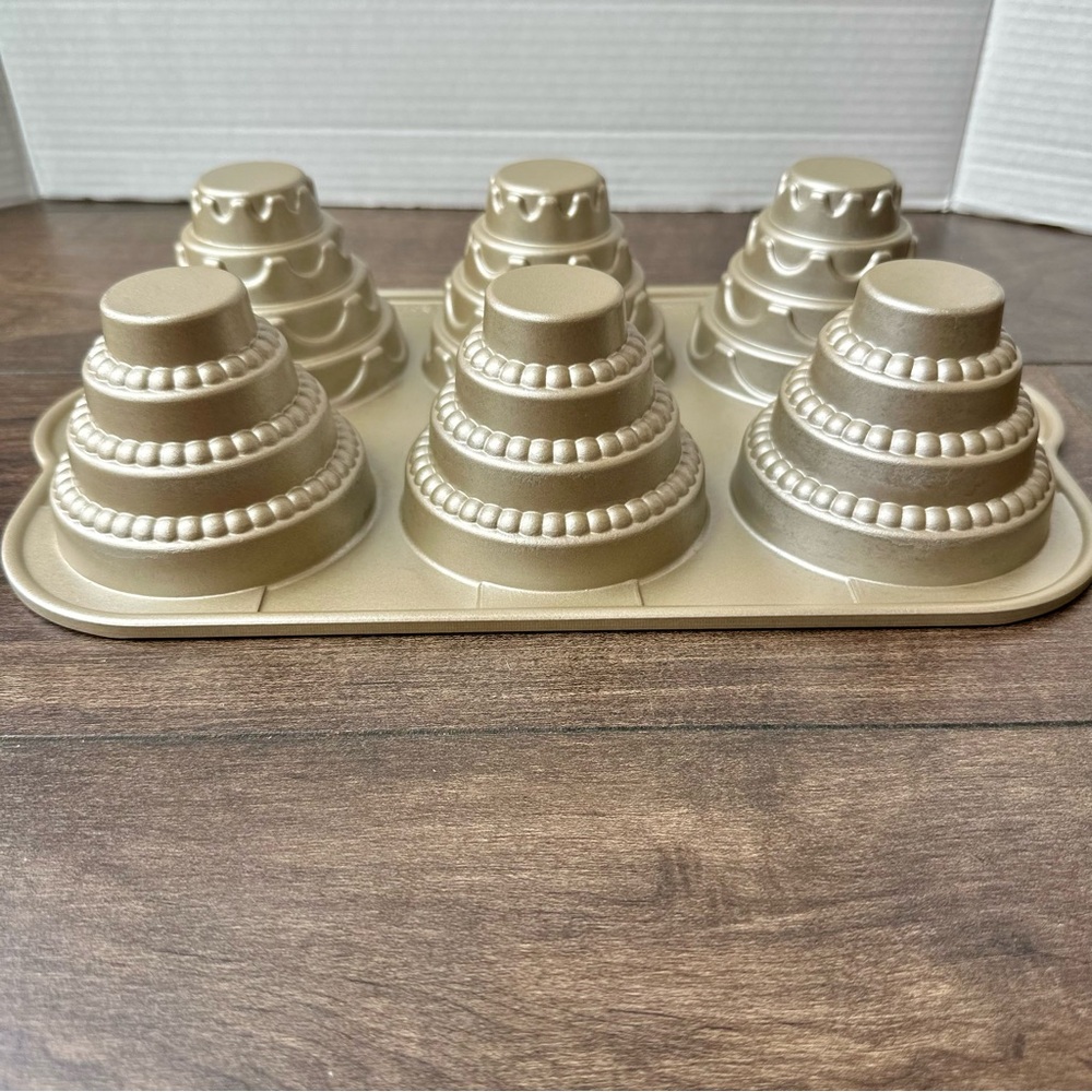 Nordic Ware Mini Tiered Cakelet Pan - NWT William Sonoma - 6 Cups